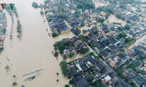 Ảnh Phố cổ Hội An chìm trong biển nước, dân đi lại bằng thuyền