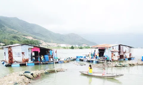 Lênh đênh xóm bè