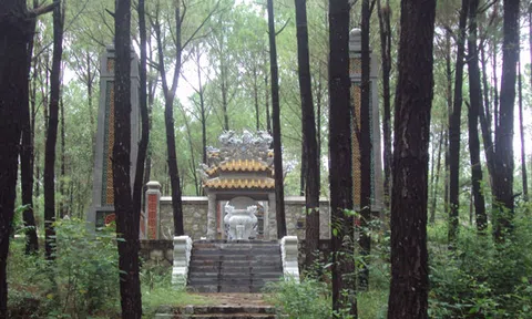 Lạc lõng lăng mộ vua Hiệp Hòa