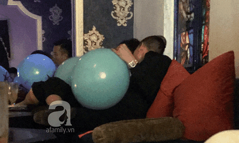 Hoa hậu Kỳ Duyên dùng bóng cười, thoải mái khóa môi bạn trai trong góc tối