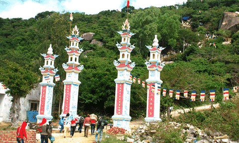 Khám phá vẻ đẹp của ngôi chùa nằm trên lưng chừng núi