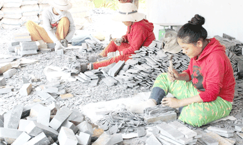 Những “bông hồng” chẻ đá ở làng Phú Thượng