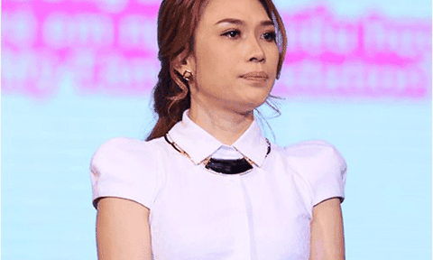 Hình ảnh đẹp của cô ca sĩ với tấm lòng thiện nguyện