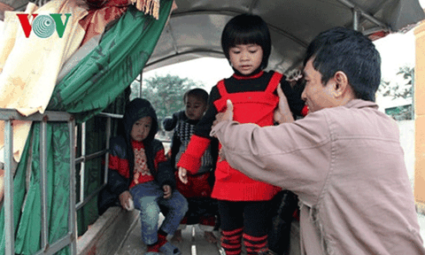 Người đàn ông tật nguyền và chuyến xe trâu đưa đón học sinh miễn phí