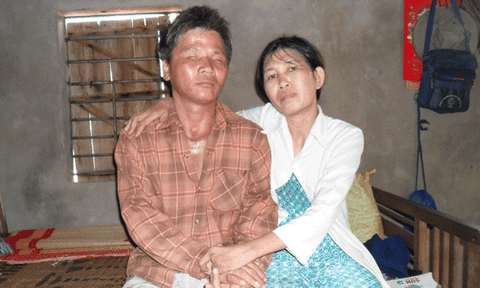 Chuyện cổ tích giữa đời thường của đôi vợ liệt chồng mù