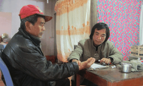 Bác sĩ tật nguyền hành nghề y cứu chữa bệnh cho dân nghèo