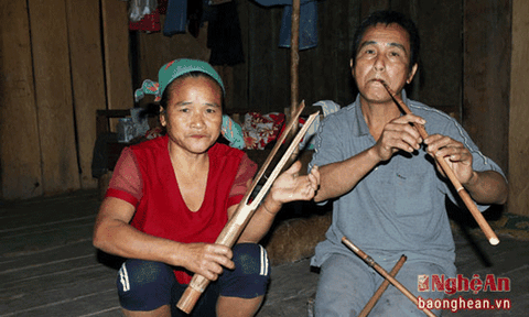 Vợ chồng người Khơ mú thổi sáo bằng mũi