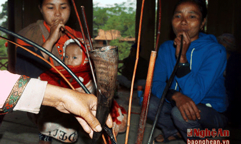 Đồng bào Khơ mú làm rượu cần đón Tết Gơ rơ