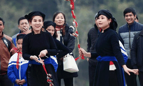 Độc đáo tục ném còn của người Tày ở Chiềng Keng