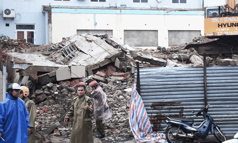 Sập trụ sở báo Đà Nẵng cũ khiến 4 người thương vong