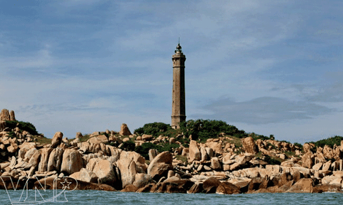 Ngọn hải đăng trăm tuổi trên đảo Kê Gà sừng sững giữa biển khơi