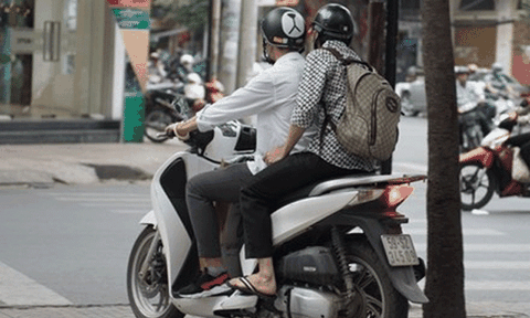 Hoài Linh giản dị dép tông, ngồi xe máy đi ra mắt phim hành động