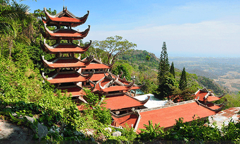 Chùa núi Tà Cú ẩn mình dưới rừng cây cổ thụ