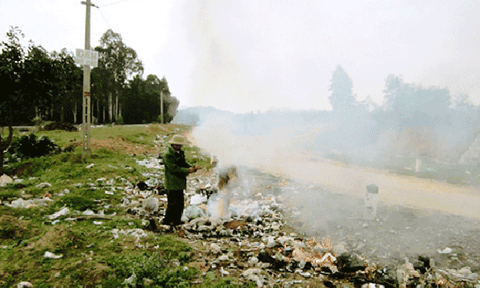 Cụ già 62 tuổi vẫn tình nguyện đốt rác bảo vệ môi trường