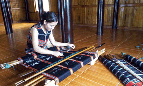 Giữ gìn và phát huy di sản nghề Dệt Zèng của đồng bào Tà Ôi