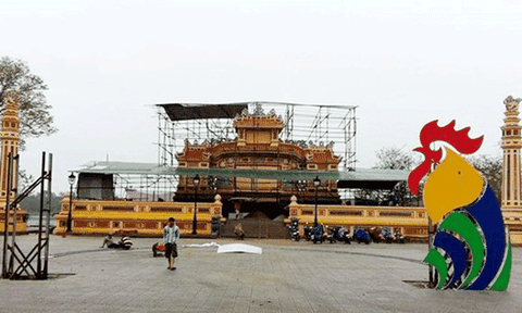 Bia Quốc học Huế sau trùng tu không còn nét rêu phong cổ kính