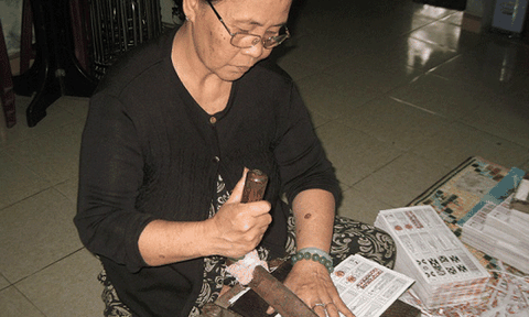 “Nữ nghệ nhân” giữ hồn Tết Huế qua tục chơi bài chòi – bài tới