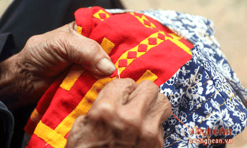 Phụ nữ Mông thêu trang phục chuẩn bị đón Tết