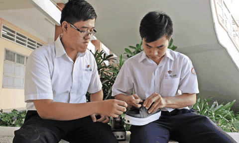 Hai chàng trai “dò đường" cho người khiếm thị