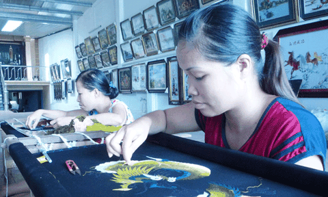 Nguy cơ mai một nghề thêu tay truyền thống