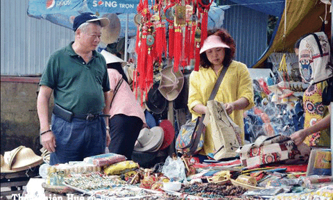 Định hình đặc trưng quà tặng Huế