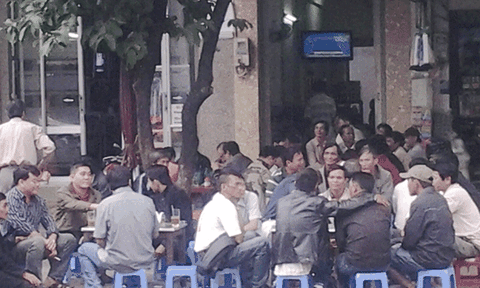 Nghệ thuật “đuổi” khách” của quán cà phê vỉa hè đông nhất Phố Núi