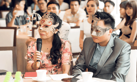 Nữ đại gia đeo mặt nạ chi gần 19 tỷ mua siêu sim của Ngọc Trinh