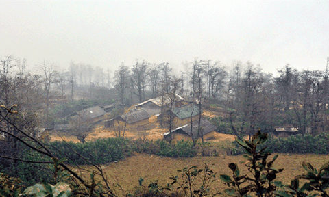 Chuyện kỳ thú ở bản Mông cao nhất Việt Nam, quanh năm đốt lửa, đắp chăn bông... 