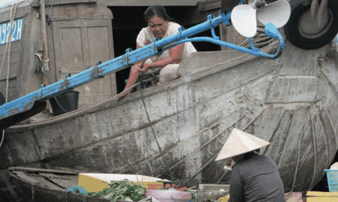 Chợ nổi chiều cuối năm