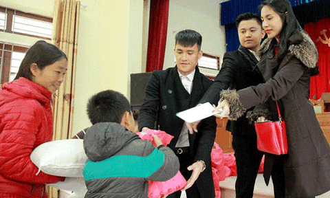 Vợ chồng Công Vinh – Thủy Tiên mang cái Tết ấm áp đến với người nghèo