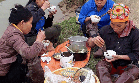 Nông dân Nghệ An đem cơm ra đồng ăn giữa ngày giá rét