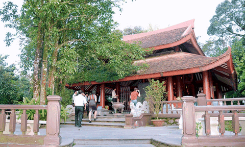 Viếng Đền thờ Bác Hồ trên đỉnh Ba Vì