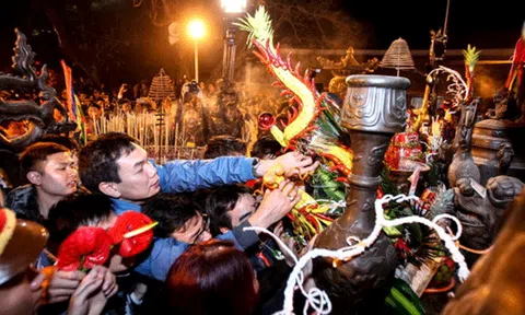 Lễ hội Đền Trần 2017, dọn đồ lễ ngay sau khi kết thúc Lễ dâng hương