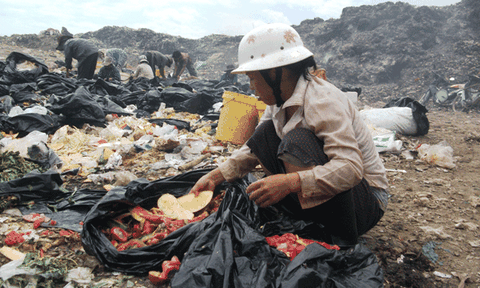 Đổ xô lên bãi rác kiếm “lộc trời” về tiêu Tết