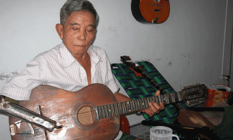 Ông lão chơi đàn bằng tay giả và niềm đam mê đờn ca tài tử