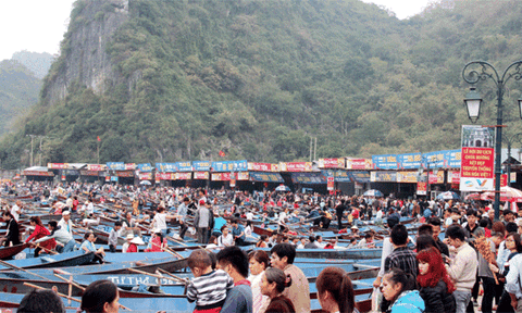 Những hình ảnh chưa đẹp trong ngày khai hội chùa Hương