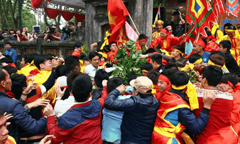 Cướp lộc và đánh nhau: Mặt tối của người Việt?