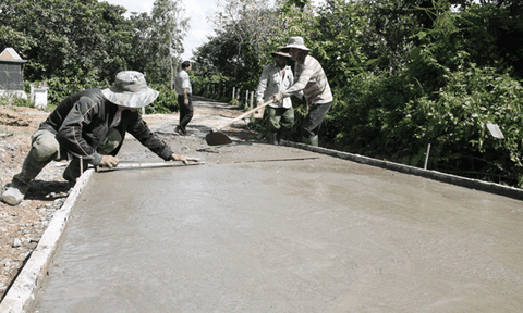 Sức dân trên những con đường nông thôn mới