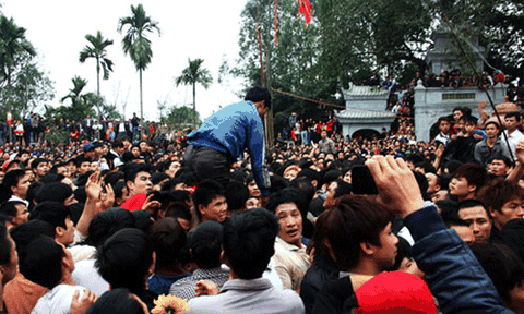 Trai làng giẫm đạp lên nhau cướp chiếu mong sinh quý tử