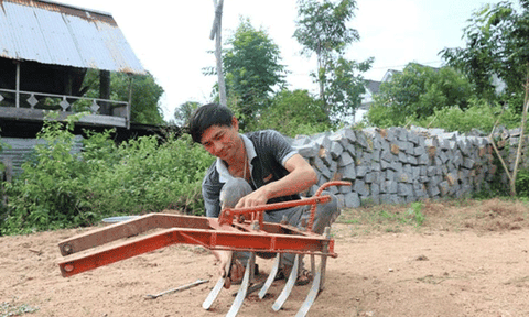 Người sáng chế máy bừa cỏ giúp nông dân tiết kiệm hàng tỷ đồng