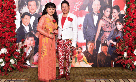 Tình cũ Ngọc Trinh gây sốc vì ăn mặc lòe loẹt