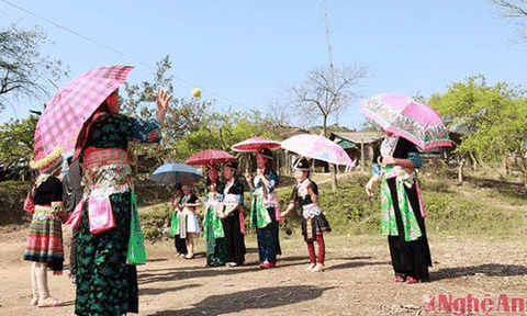 Sơn nữ, trai bản ném pao tìm người yêu