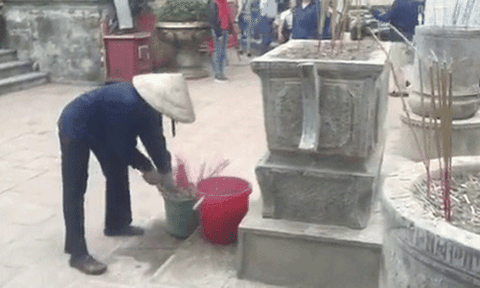 Hương vừa cắm bị nhúng nước, ném vào thùng rác ở chùa Côn Sơn