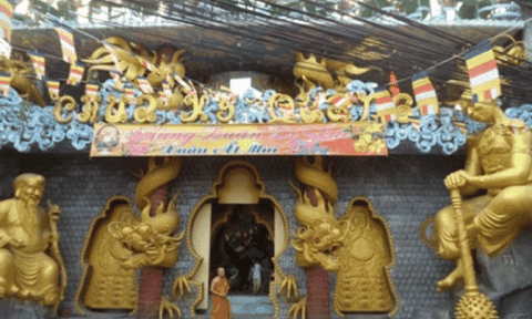 Du Xuân tới ngôi chùa có kiến trúc độc đáo “5 không”