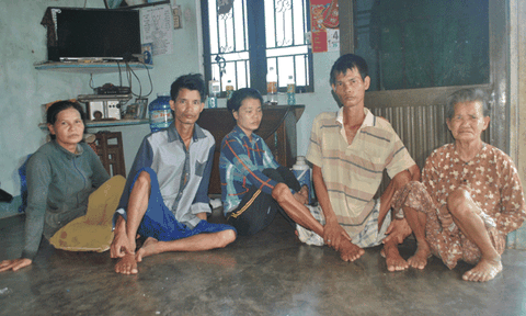 Người phụ nữ gần 30 năm mò cua bắt ốc nuôi mẹ và 4 em bại liệt