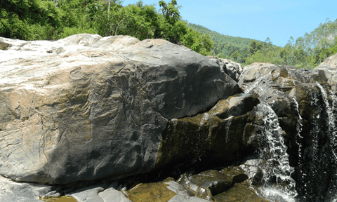 Lời đồn xoay quanh tảng đá chỉ điểm kho báu vua Chăm Pa