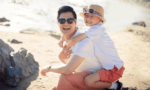 Quang Dũng sợ con trai lớn sẽ không còn được hôn con