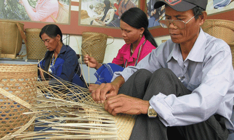 Phát triển nghề thủ công lâu đời của người Hrê ở An Lão 