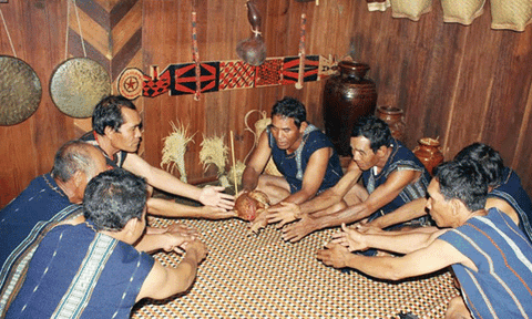 Trăm năm văn hóa nhà dài