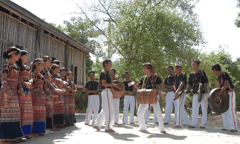 Lạ lùng hai họ cấm trai gái động phòng trong bốn ngày cưới 
